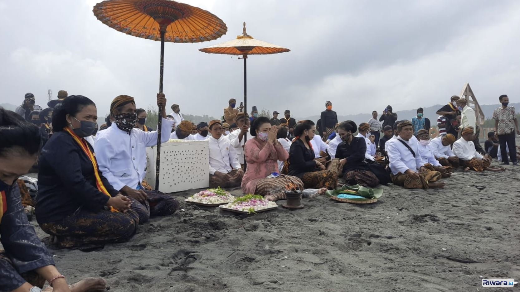 Salah satu tradisi labuhan oleh Keraton Surakarta di pantai selatan Jawa